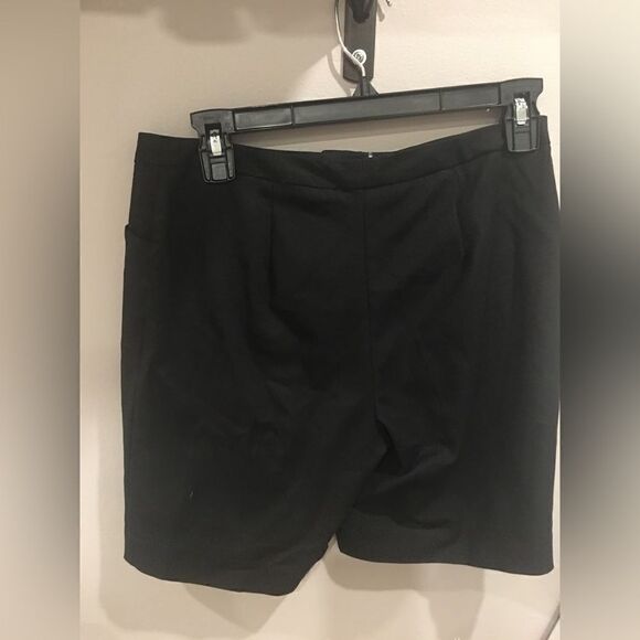 Vince Camuto size 4 petite black flat front Bermuda shorts - Picture 2 of 3